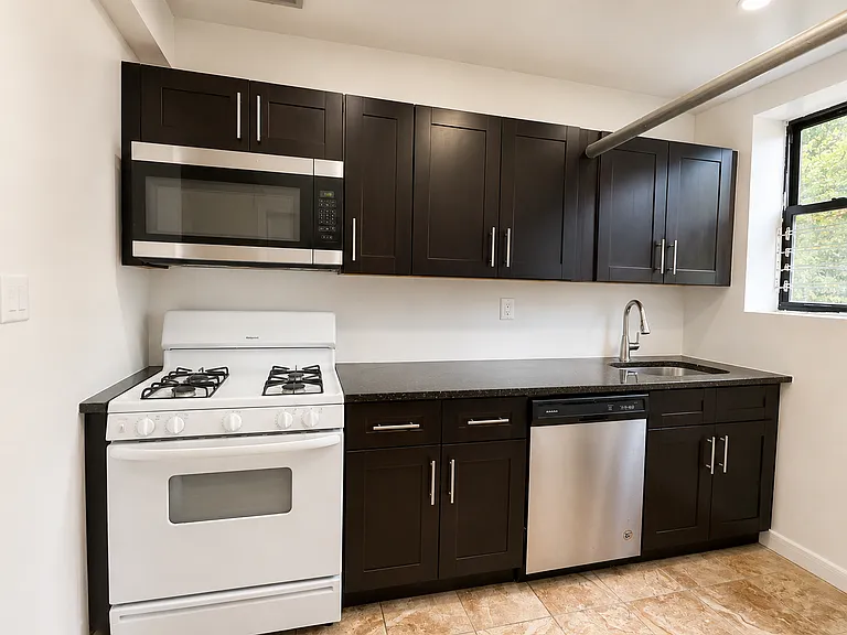 4 Carnegie Ave #BASEMENT — Photo 3