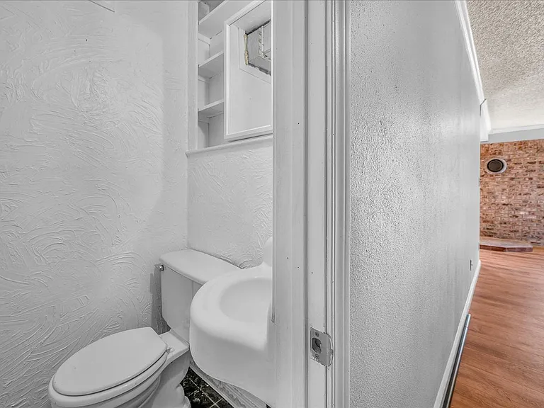 Basement 1/2 Bathroom