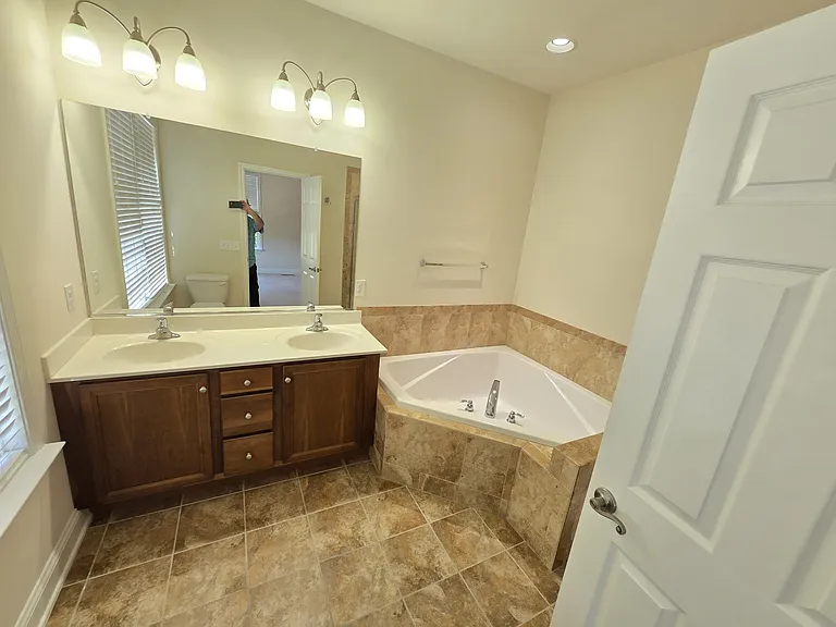 Third floor second suite full bath.