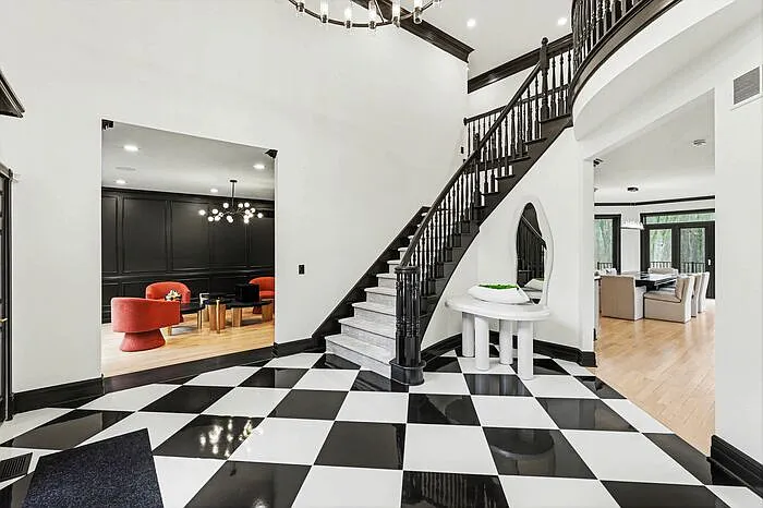 3 bed, 5.0 bath, 6200 sqft, $10,000 — Photo 3