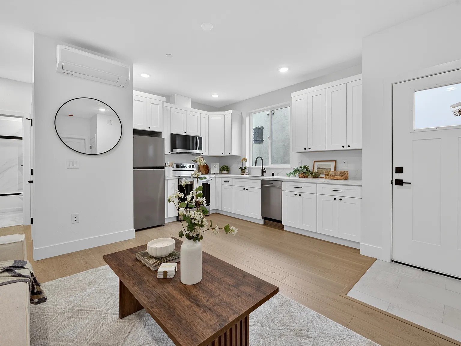 2 bed, 724 sqft, $2,445 — Photo 3