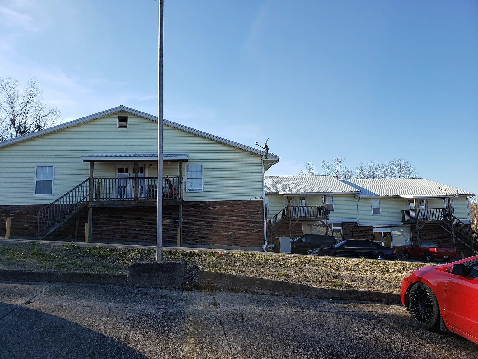 Hillcrest Apartments — Photo 1