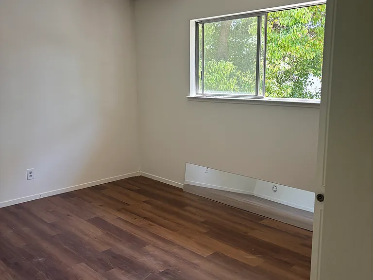 1930 Duxburry Ln #4 — Photo 4