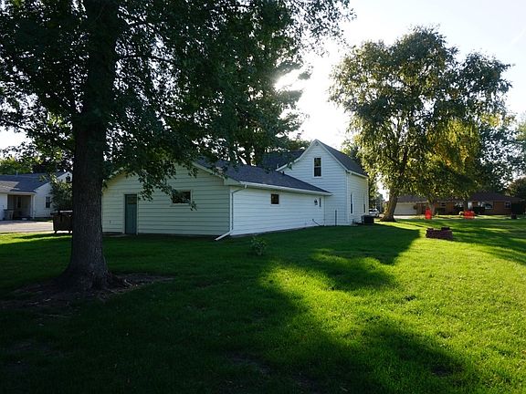 3rd image of 308 W Pleasant St