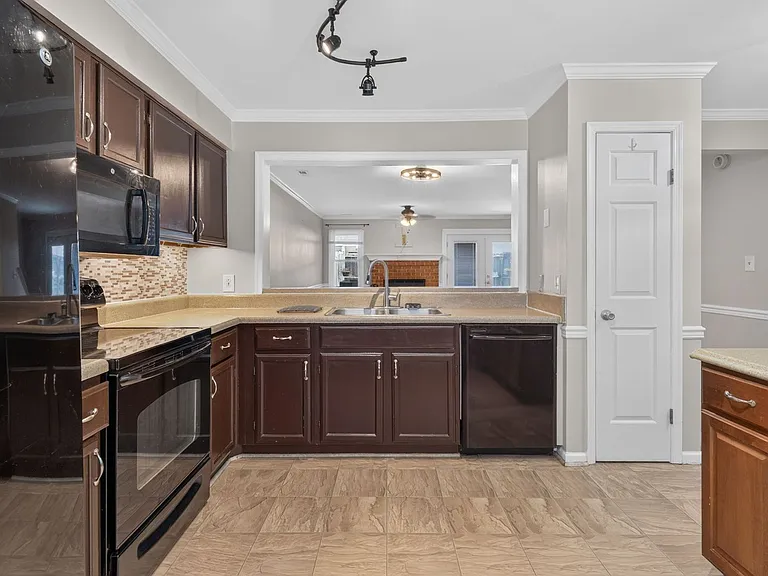 119 Kingsbridge Ln — Photo 8