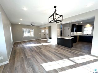 306 N Main St, Viborg, SD 57070