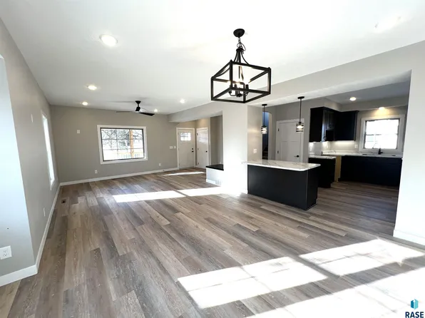 306 N Main St, Viborg, SD 57070