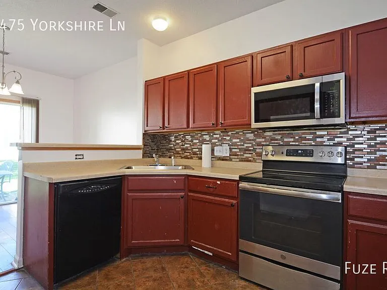 1475 Yorkshire Ln — Photo 8