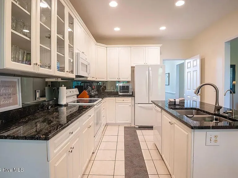 3326 Saint James Dr SE — Photo 6