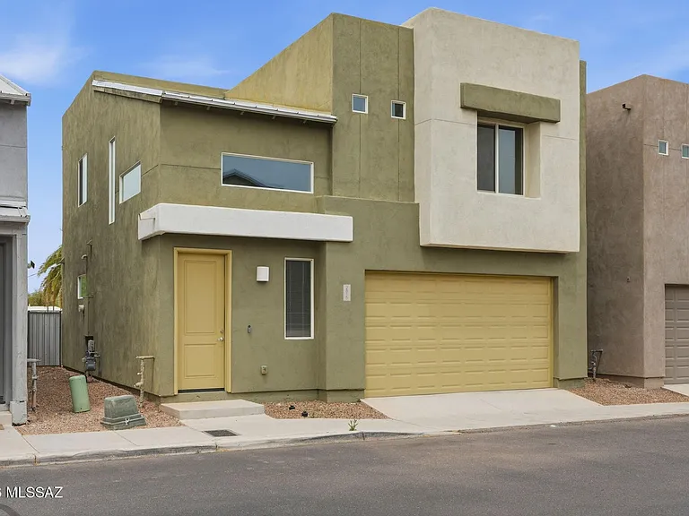 2815 N Fair Oaks Ave — Photo 2