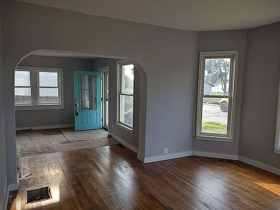 5th image of 211 W Oxford St
