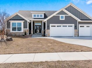 301 Hummingbird Ln, Grafton, WI 53024