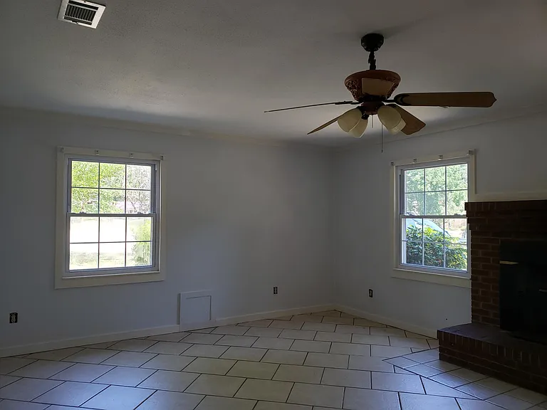 305 Sussex Ct — Photo 4
