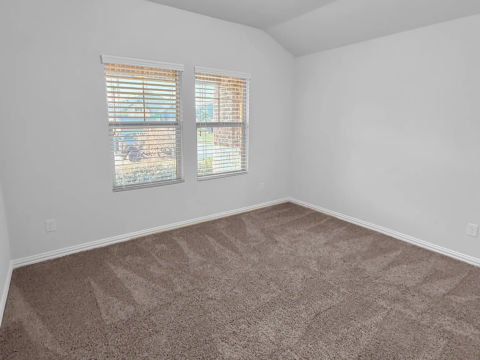 4 bed, 2052 sqft, $2,300 — Photo 4