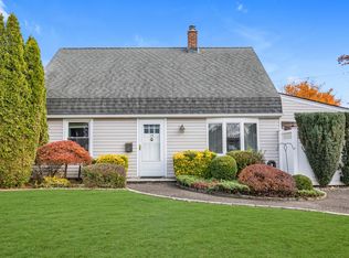 59 Gun Ln, Levittown, NY 11756