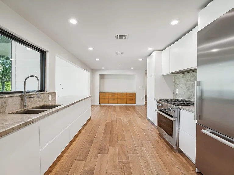 3927 Balcones Dr — Photo 17