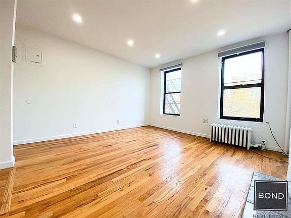 4th image of 442 E 9th St APT 4A