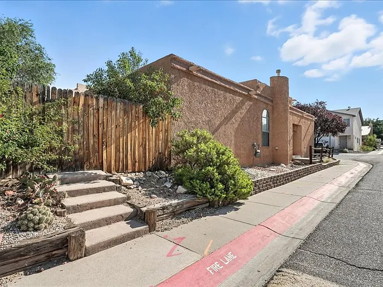 7901 Cockatoo Ln NE — Photo 4