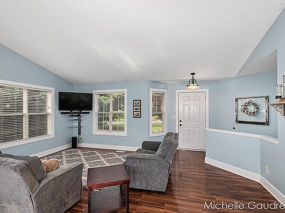 4th image of 4632 Red Bud Ct N