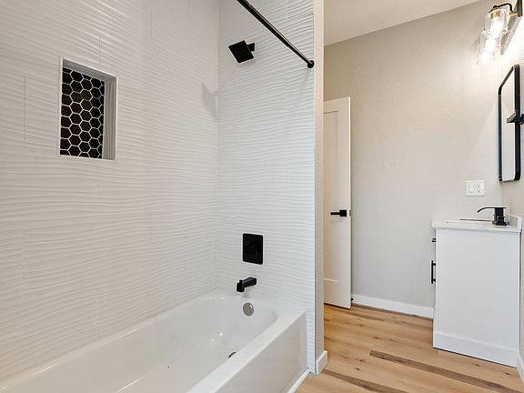 4th image of 3433-3451 SE Belmont St #14