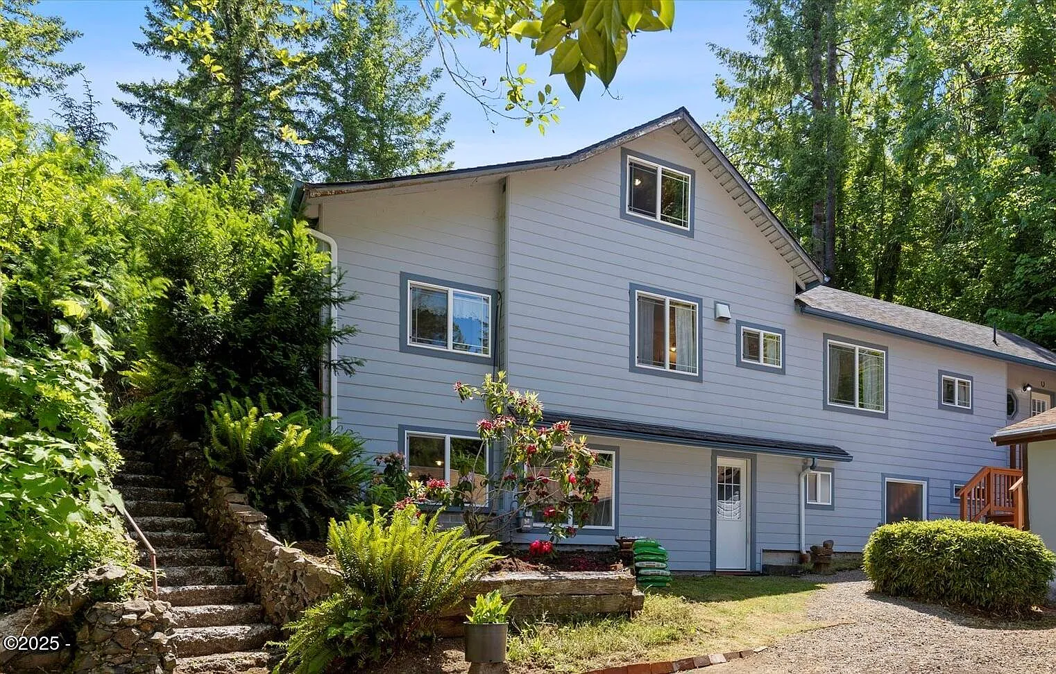 935 NE Highway 20 photo 1