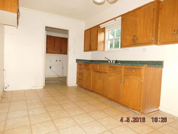 4th image of 1001 S Polk St