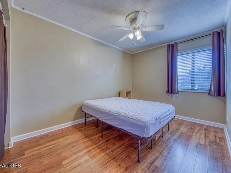 2733 Jersey Ave — Photo 3
