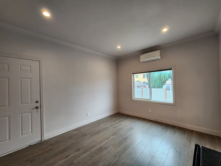 2437 1/4 Houston St #4 — Photo 6