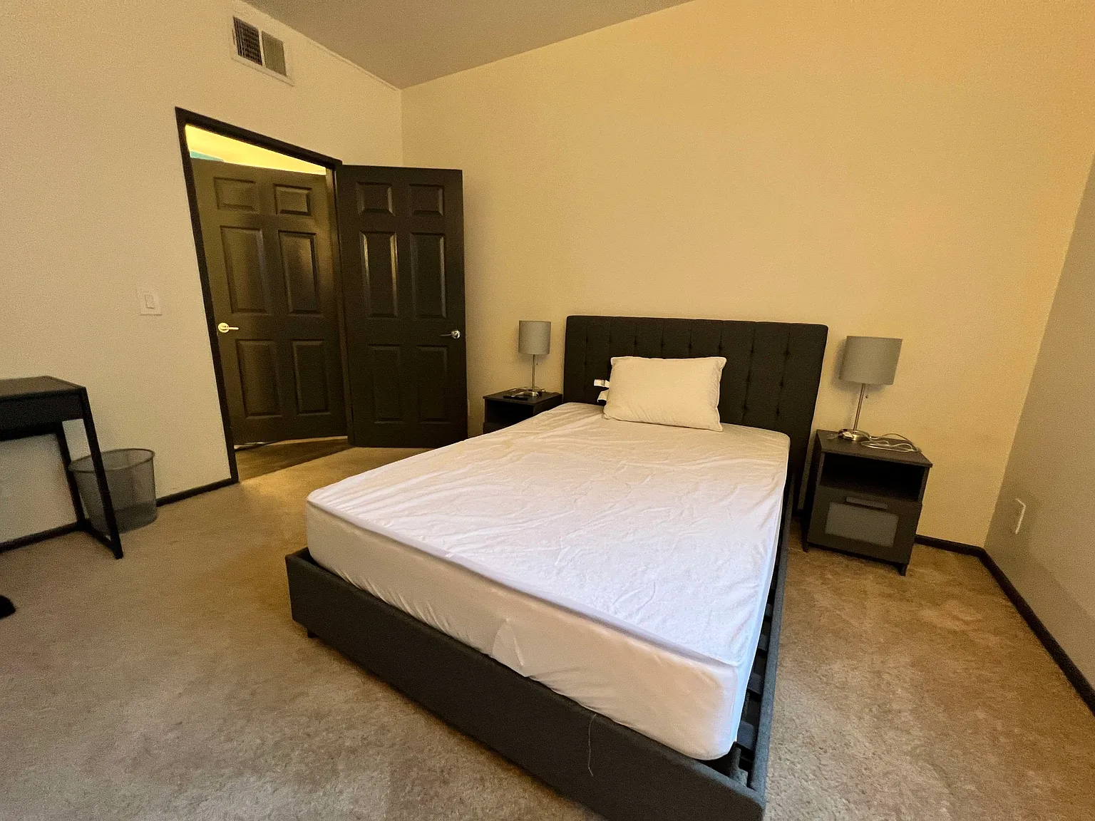 3 bed, 1000 sqft, $1,517 — Photo 2