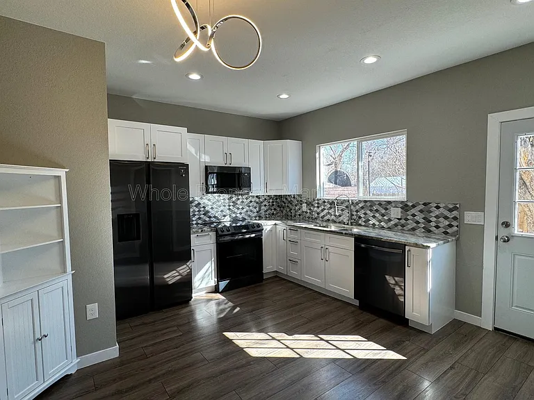 102 S Newton St — Photo 9