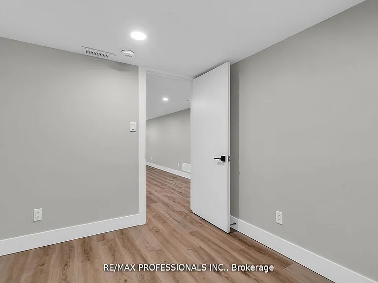 139 Byron Ave #LOWER — Photo 10