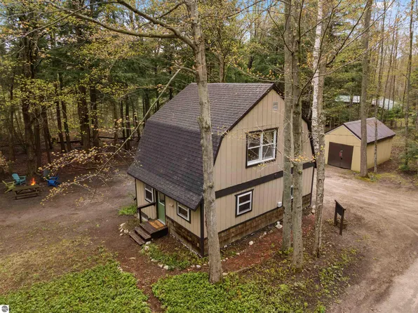 3513 River Rd, Frankfort, MI 49635