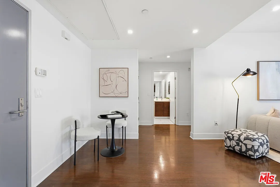 2 bed, 2.0 bath, 867 sqft, $3,950 — Photo 2