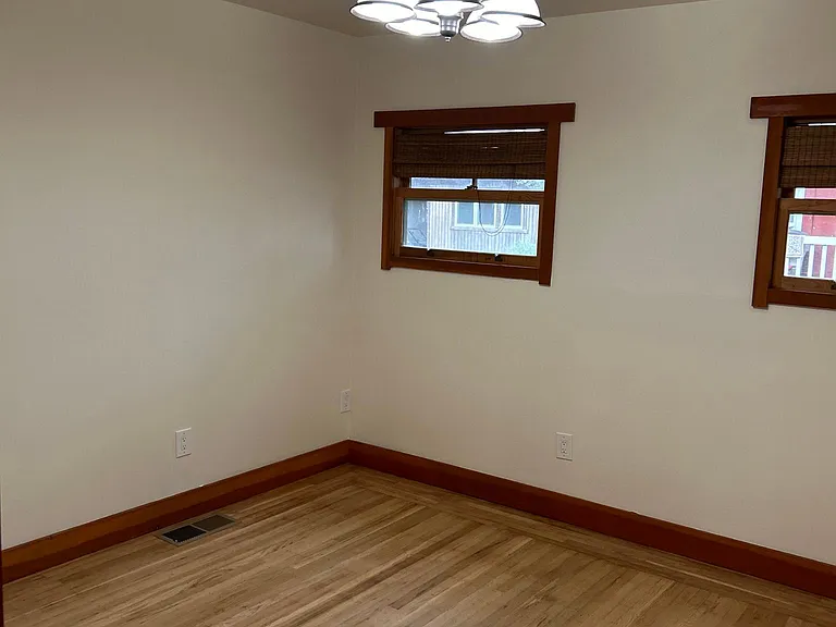 Middle bedroom