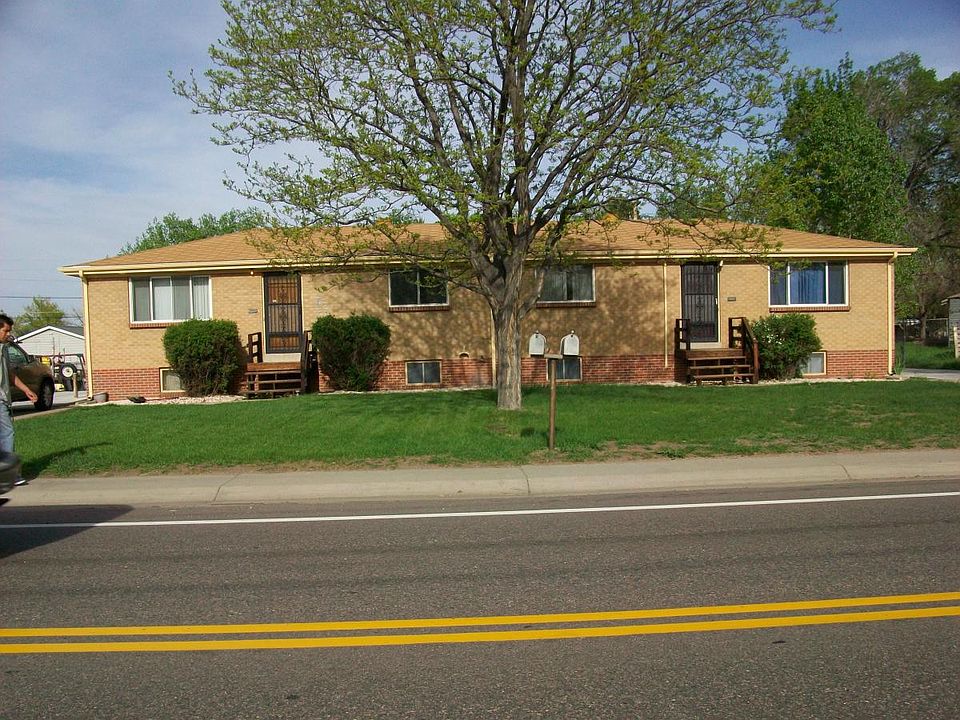 full picture of both sides of the front yard