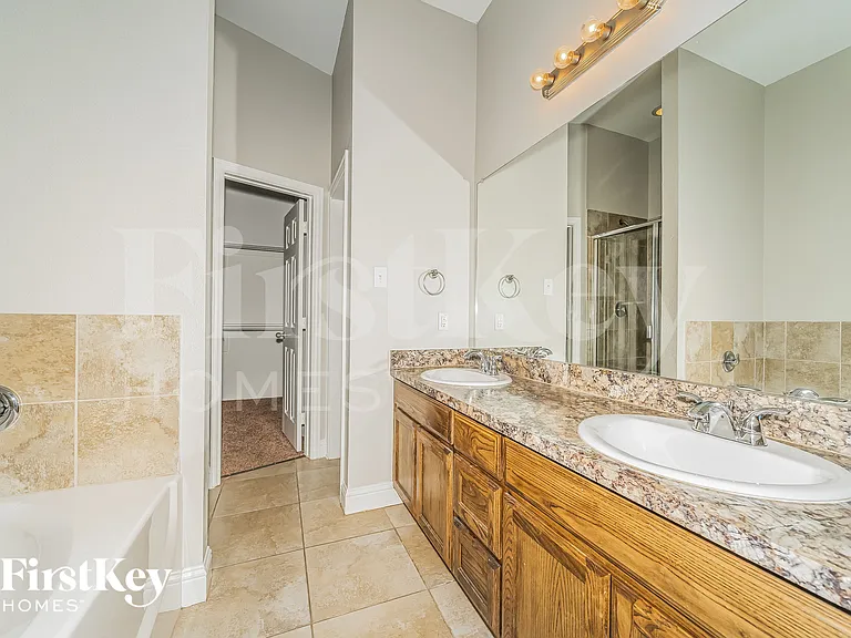 1215 Jessie Ln — Photo 10