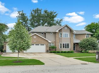 3901 White Eagle Dr W, Naperville, IL