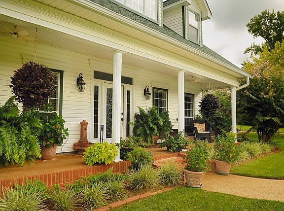 Lush landscaping!