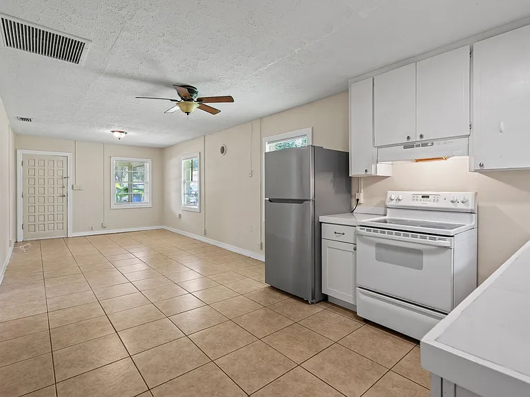 347 Lena St — Photo 6