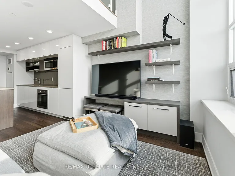 111 Saint Clair Ave W #811 — Photo 7