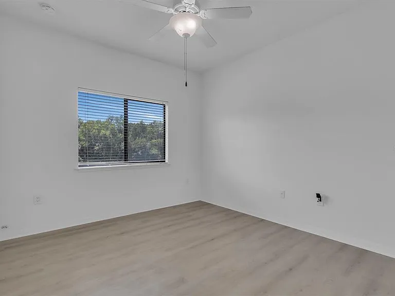 4210 Windsor Lake Cir — Photo 16