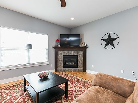 4th image of 412 Cameron Way