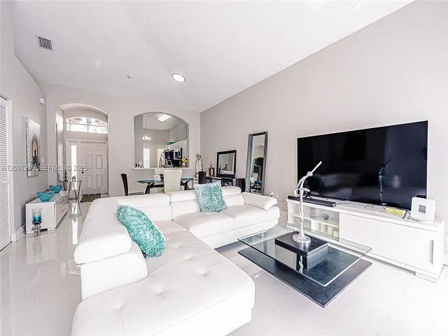 3 bed, 2.0 bath, 1234 sqft, $3,200 — Photo 2