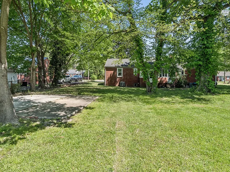 2025 Sherwood Rd — Photo 24