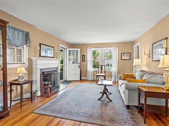 3rd image of 1940 Robinhood Rd