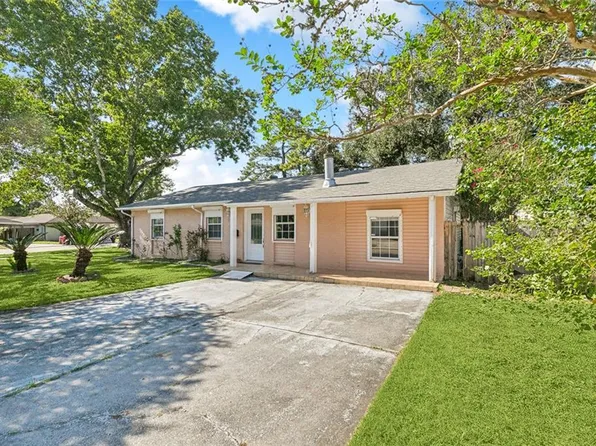 740 Willowbrook Dr, Gretna, LA 70056