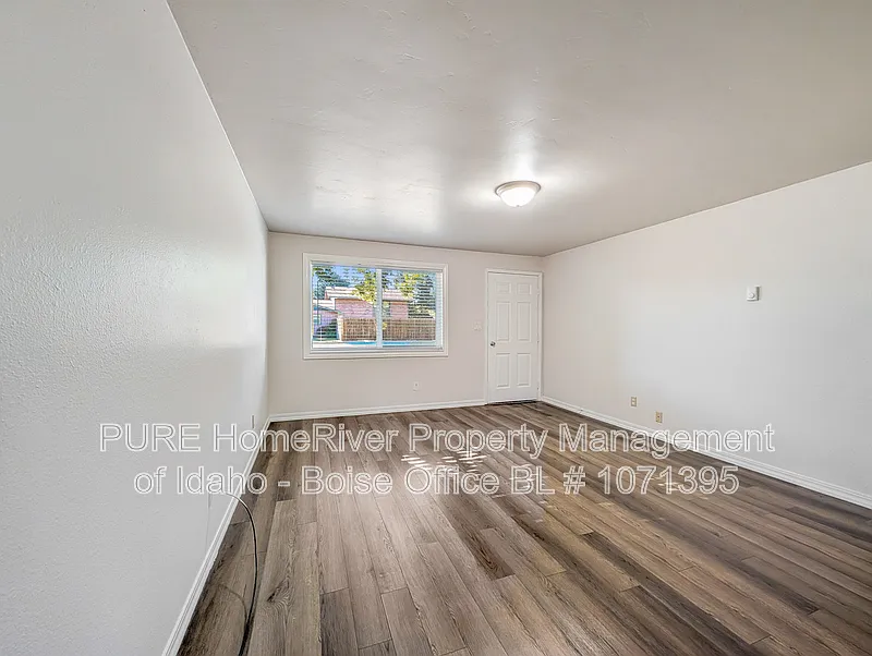 2 bed, 1.0 bath, 800 sqft, $1,300 — Photo 3