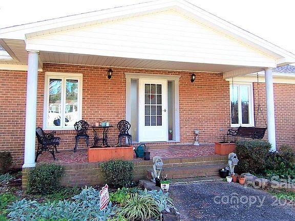3rd image of 4010 Lynn Cir