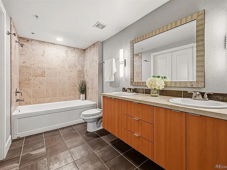 2240 N Clay St — Photo 11