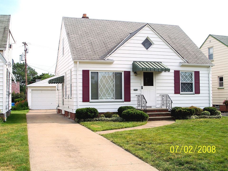 Meticulously maintained home is ready to move in! 